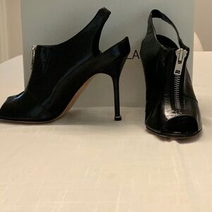 New Manolo Blahnik Black Leather Shoes Size 9.5